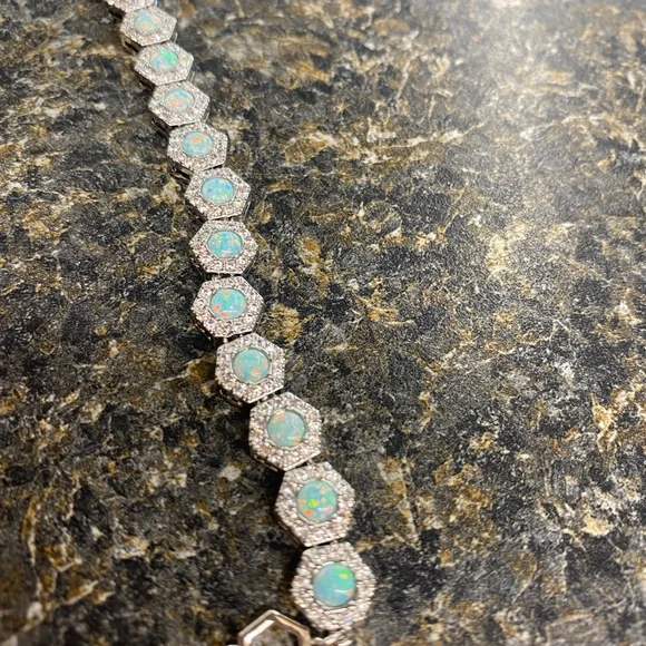 Mint Julep Honeycomb Bracelet - Picture 2 of 3